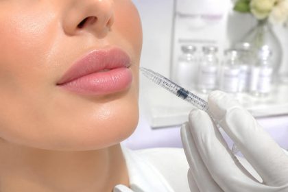 découvrez tout ce qu'il faut savoir sur le soin des lèvres à l'acide hyaluronique : avantages, précautions et conseils pour un résultat naturel et sécurisé.